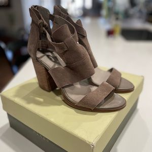 Hinge suede heels, Taupe color